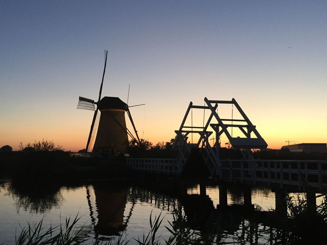 Een prachtige zonsondergang bij de molens in Kinderdijk.