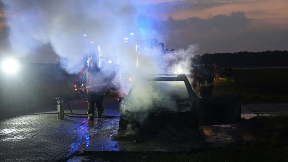 De auto brandde uit op de Valtherdijk (Rechten: Van Oost Media)