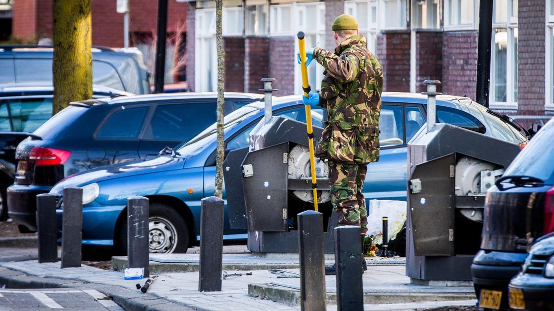 De Explosieven Opruimingsdienst doet onderzoek naar een explosief in een ondergrondse container.