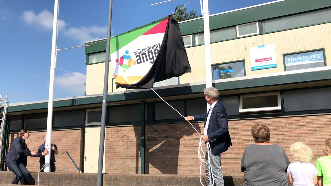 Wethouder Jisse Otter onthult het naambord van het wijkcentrum Angelslo.
(Rechten: Steven Stegen / RTV Drenthe)