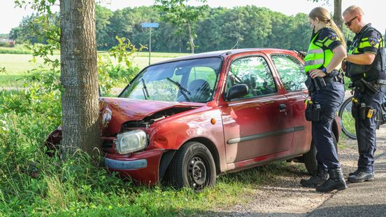 Twee gewonden bij eenzijdig ongeval, bestuurder mogelijk in slaap gevallen