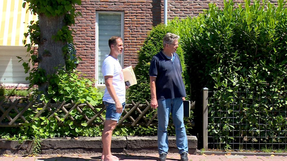 Fabio Lamanna en Jan Spiekhout bespreken de pijnpunten van de Hoofdweg in Eelde