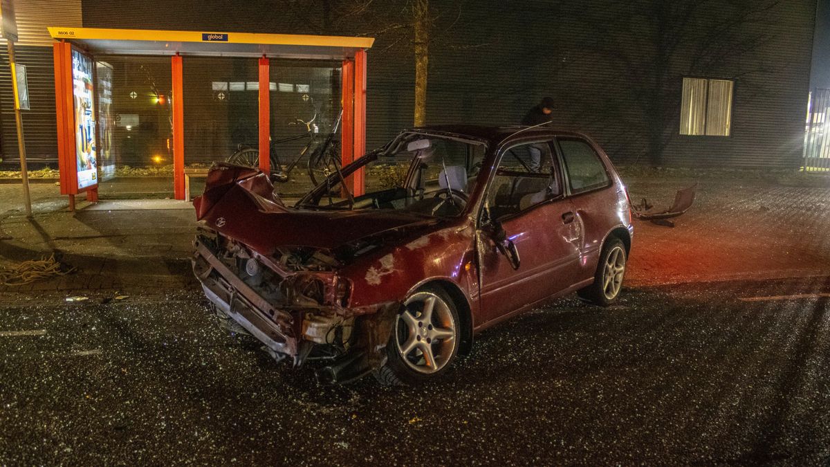 Zwaargewonde automobiliste is 28-jarige vrouw uit Grou | Auto slaat over de kop in Sneek