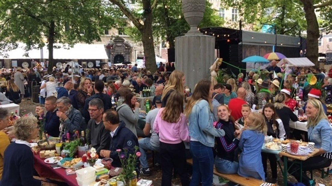 1300 mensen eten en drinken op Abdijplein