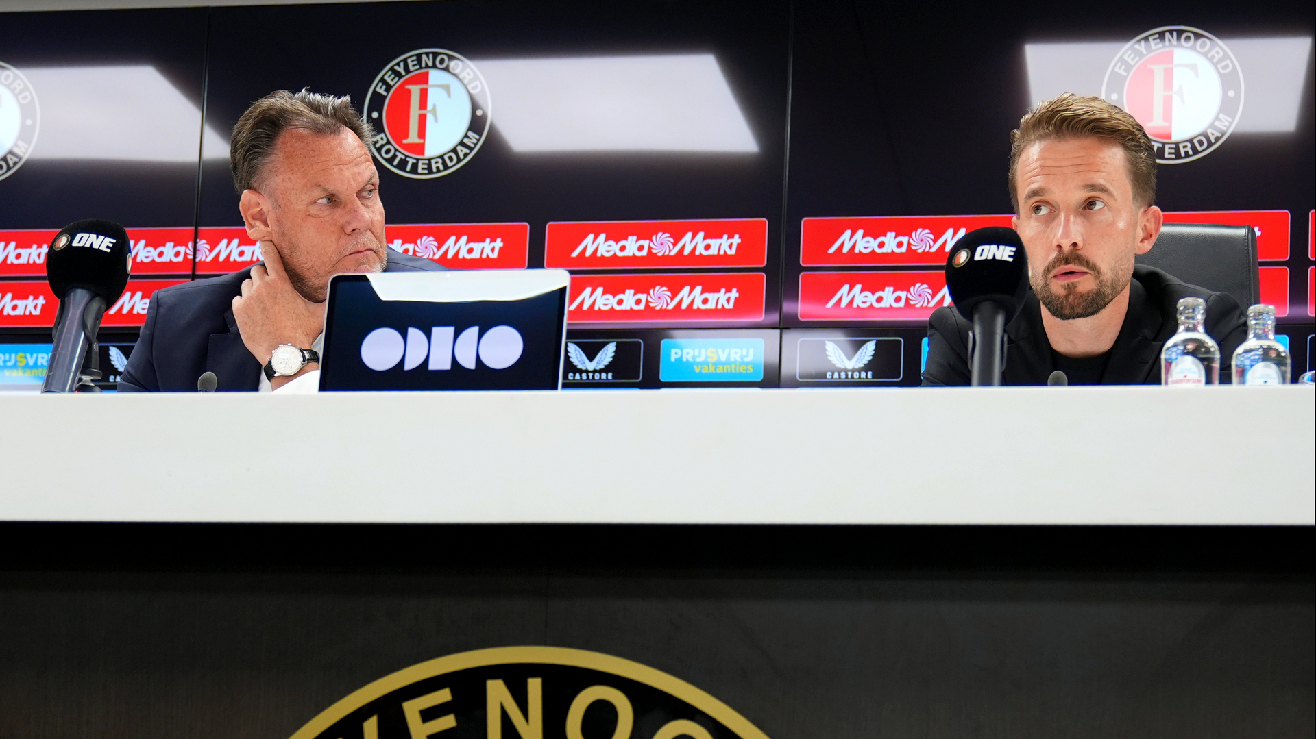 Robert Eenhoorn en Dévy Rigaux tijdens hun persconferentie in De Kuip