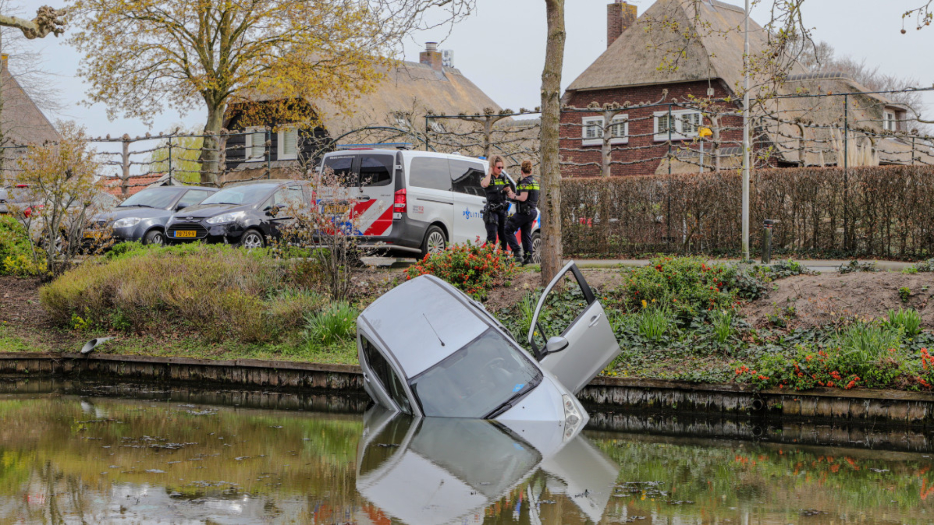 De auto belandde met de voorkant in het water