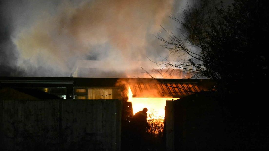 Uitslaande brand in woning Laan van de Marel in Emmen (Rechten: De Vries Media)