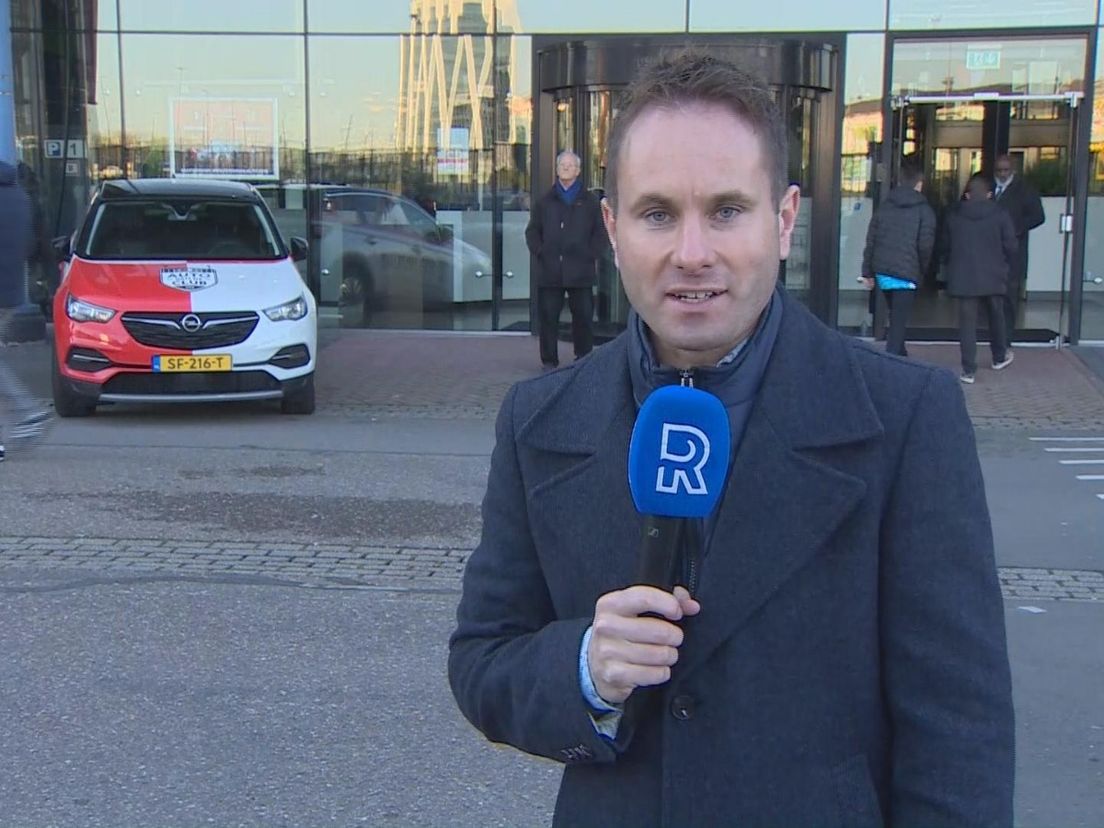 Bart Nolles presenteert de extra uitzending van Rijnmond Sport bij De Kuip, voorafgaand aan Feyenoord-PSV