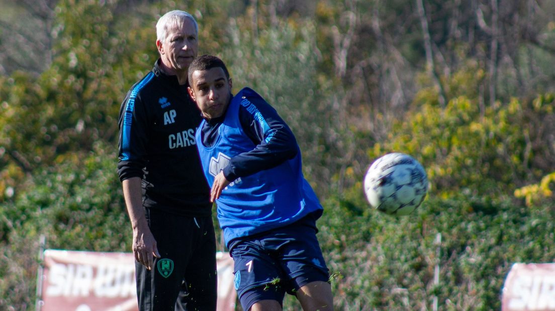 Alan Pardew kijkt hoe Bilal Ould-Chikh op doel schiet.