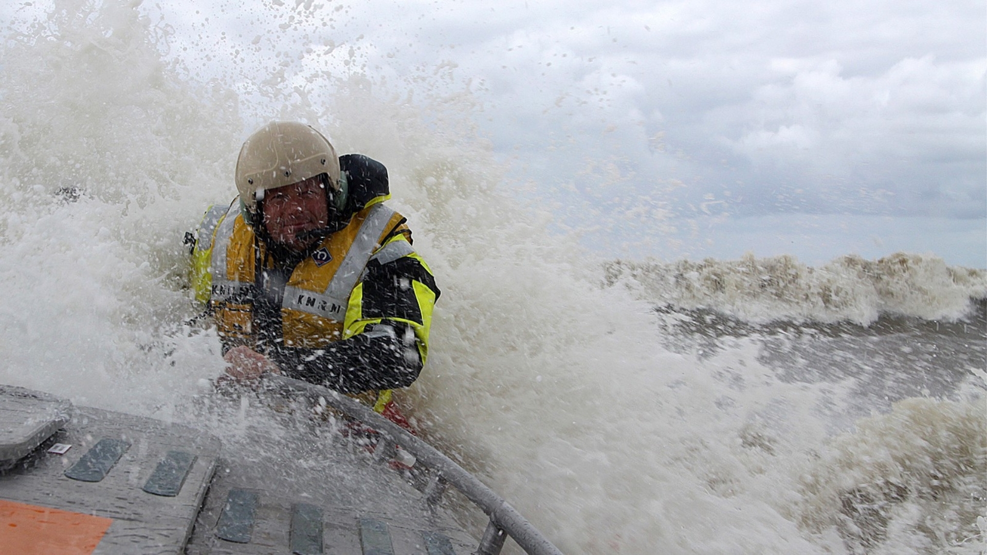 Reddingboot Eemshaven Haalt Vermiste Mannen Uit Zee Boven ...