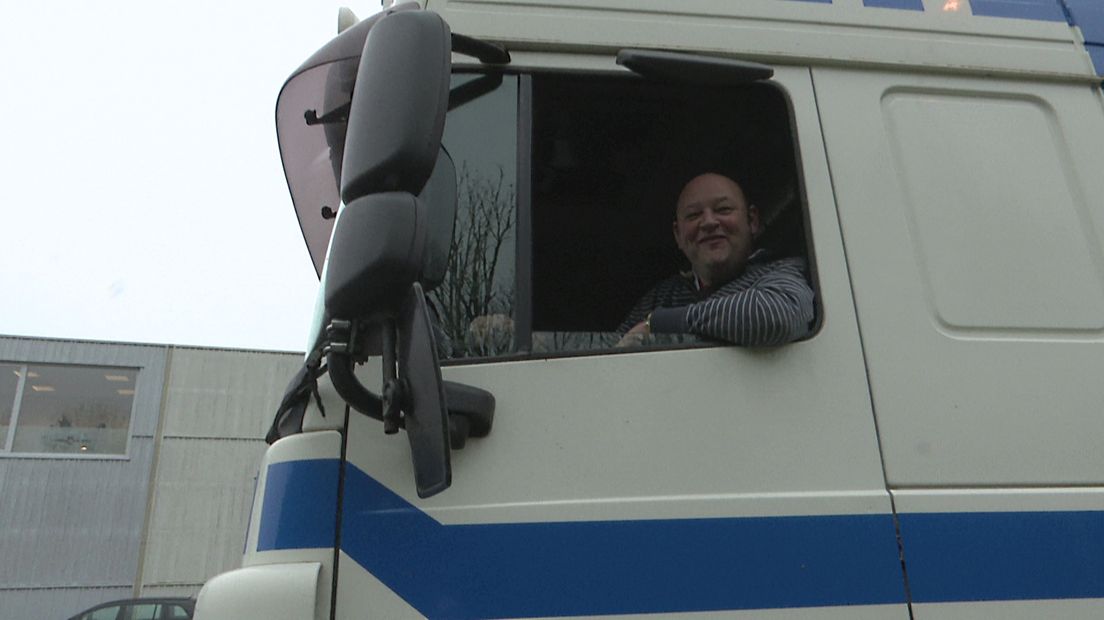 Edo heeft het erg naar zijn zin in de vrachtwagen.