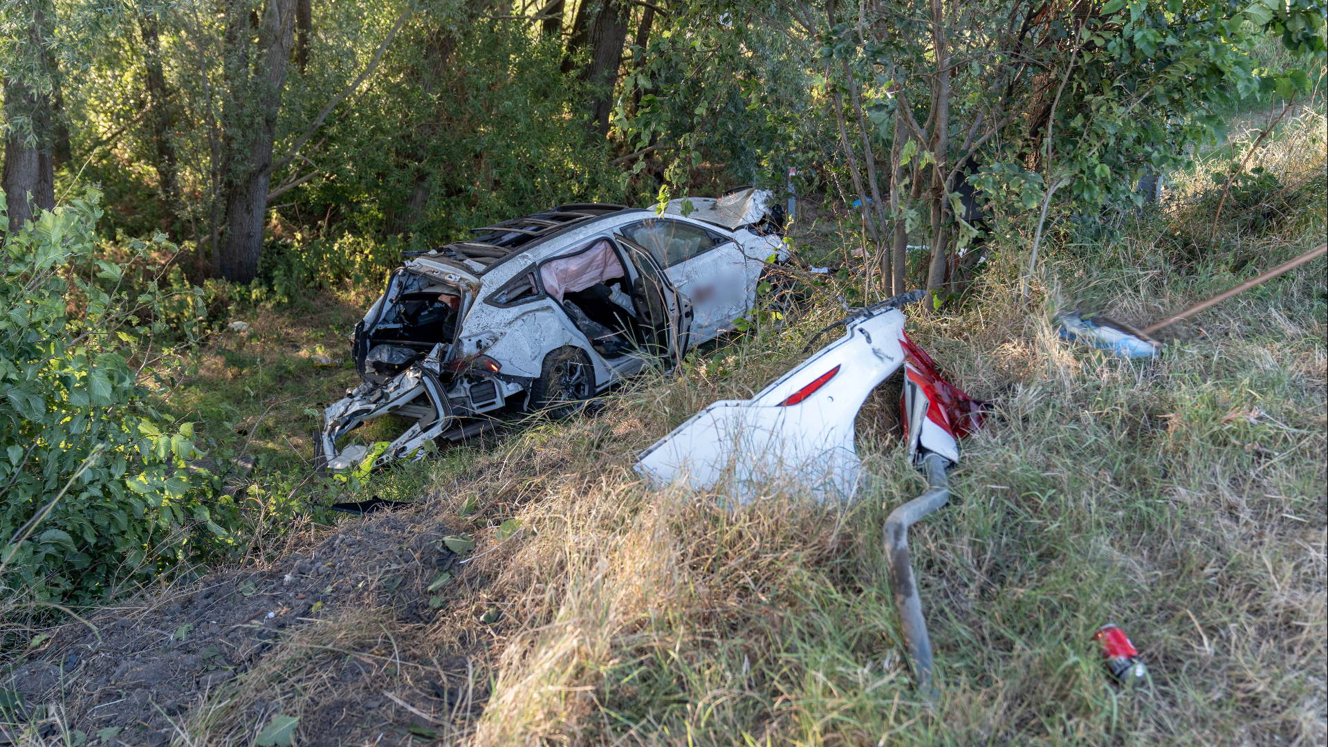 Auto vliegt uit bocht op Westdijk.