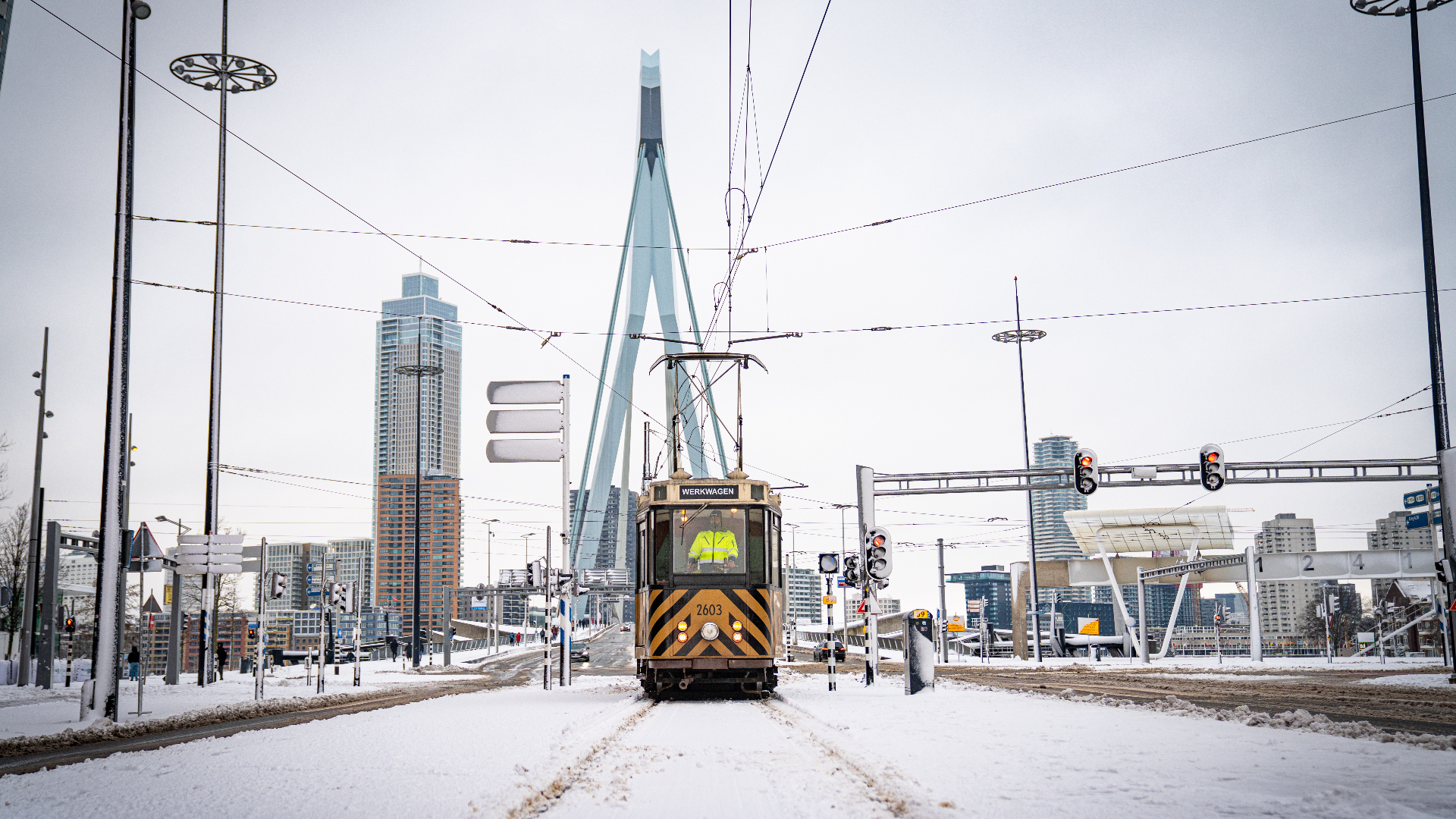 De historische trams houden de sporen sneeuwvrij