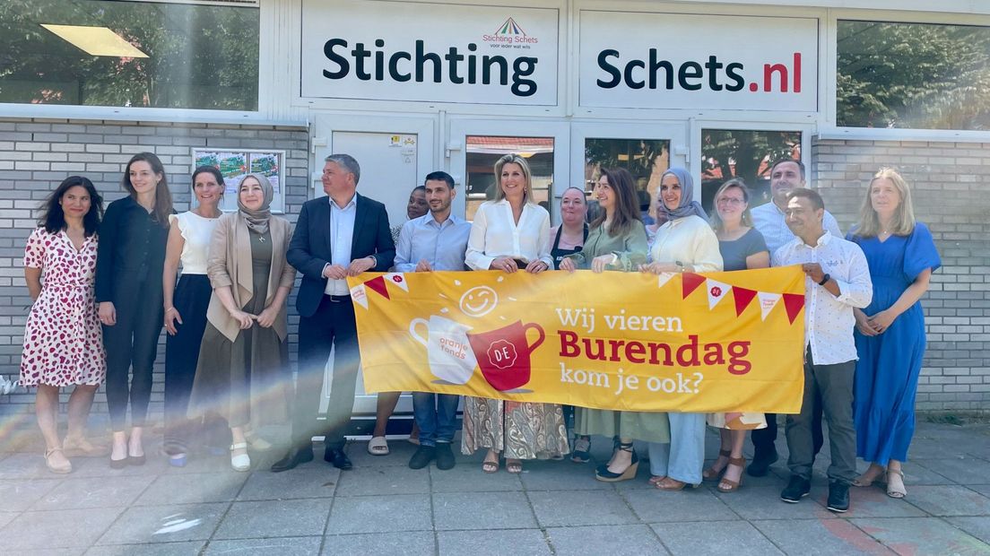 Koningin Máxima met de vrijwilligers van Stichting Schets en de organisatoren van Burendag
