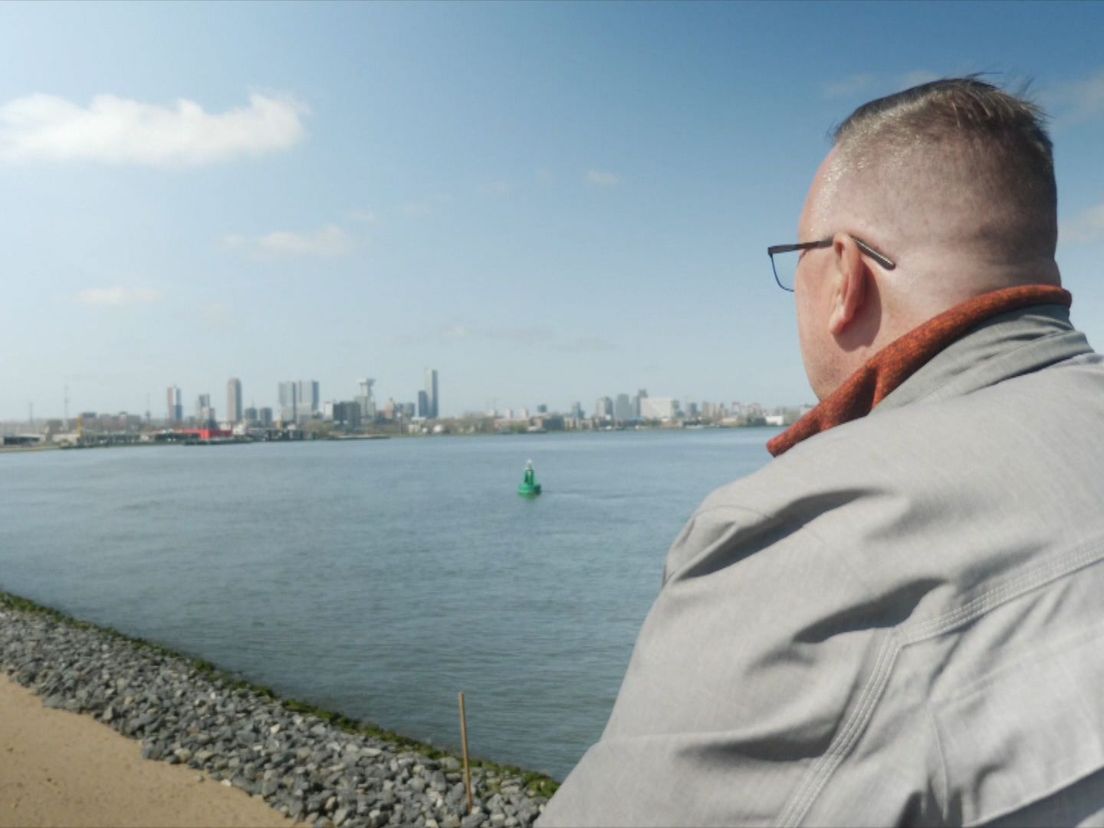 Ruud kijkt richting de stad vanaf het uitkijkpunt aan de noordkant van het Eiland van Brienenoord