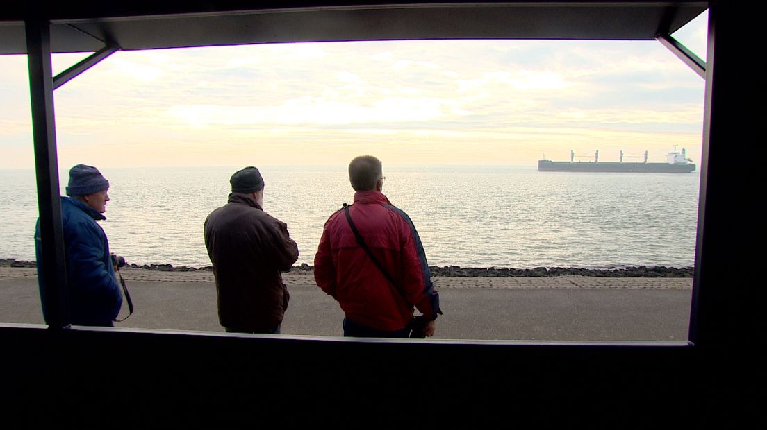 Rinie de Jong samen met andere scheepsspotters bij de dijk bij Ritthem