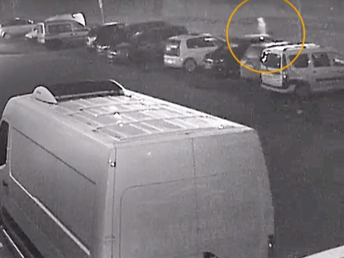 Still uit het filmpje over het misbruik op de parkeerplaats