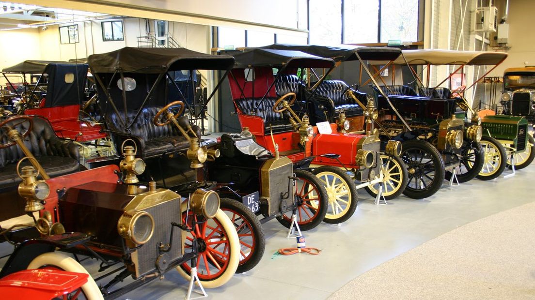 Meerdere auto's in het Den Hartogh Ford Museum