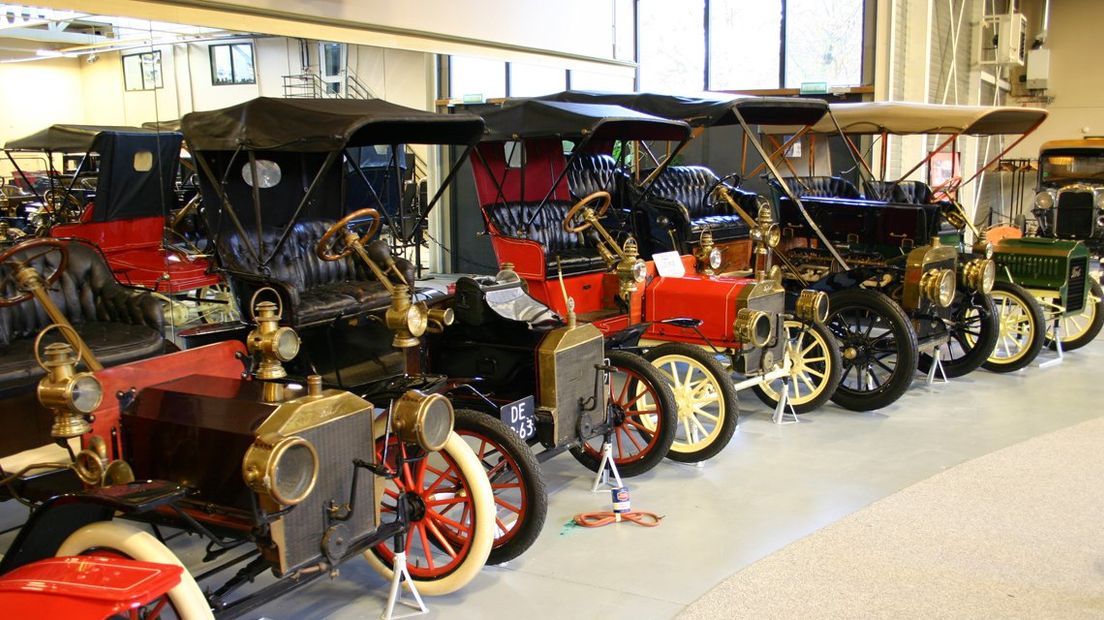 Meerdere auto's in het museum