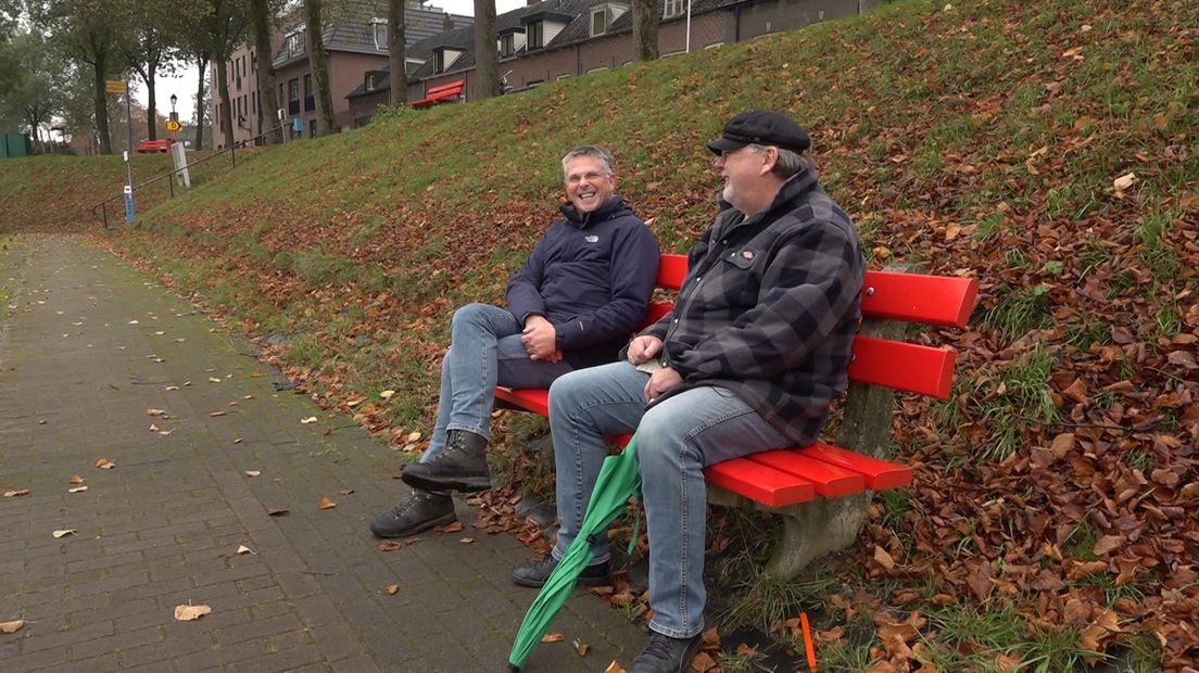 Het heeft onder water gestaan, er is op gezoend en geruzied. Het leven van een rood stadsbankje is nooit saai. Culemborger Theo Dersjant merkte het op tijdens zijn rondje lopen met de hond en legde zeven jaar lang de activiteiten rondom het bankje vast.