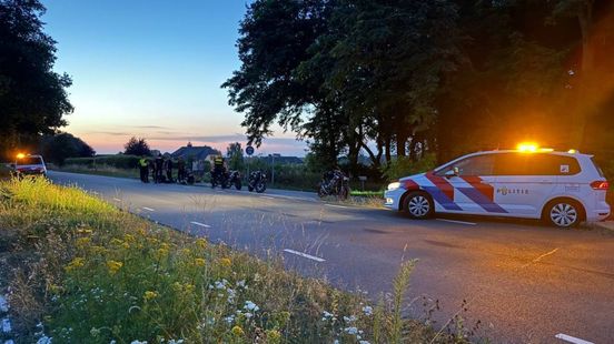 Motorrijder rijdt 's nachts overstekende ree aan