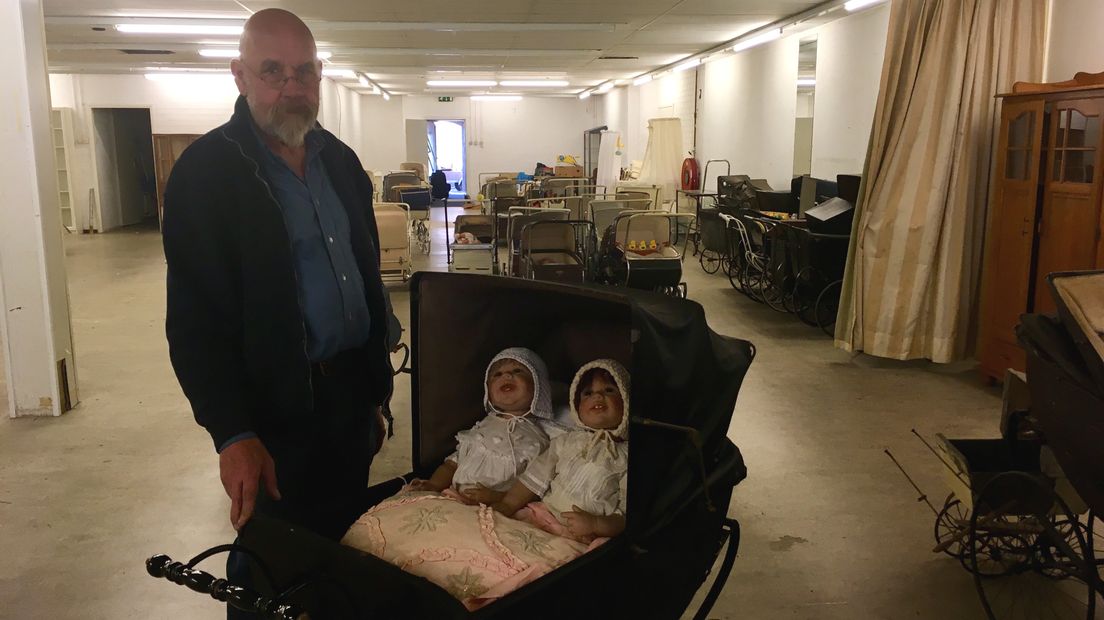 Huub Sleijpen in zijn half lege kinderwagenmuseum aan de Sint Jacobsstraat in Vlissingen
