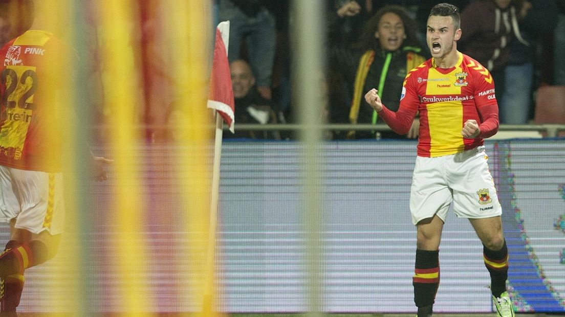 Alex Schalk is blij na de 2-0