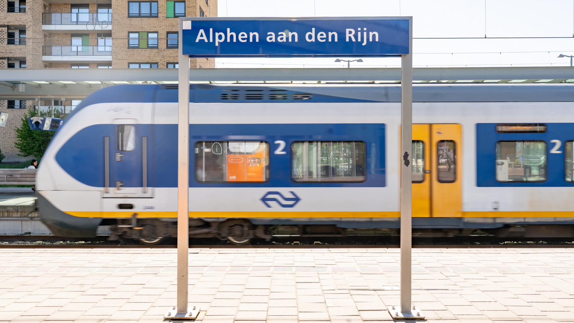 Een rijdende trein op station Alphen aan den Rijn