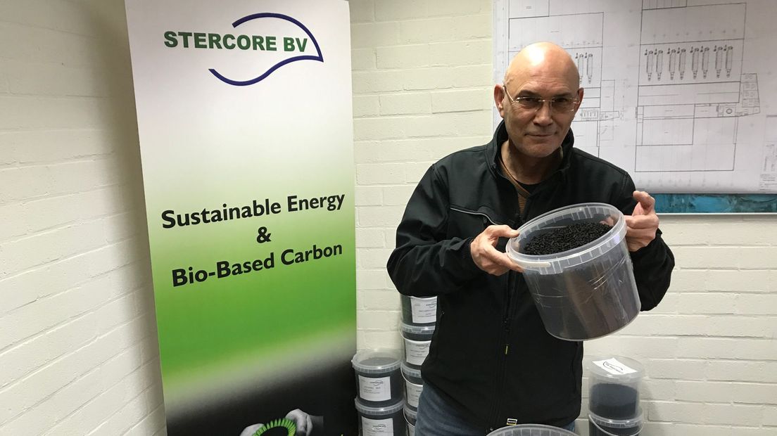 Hans Jansen van Stercore met de bio-based carbon (koolstof)