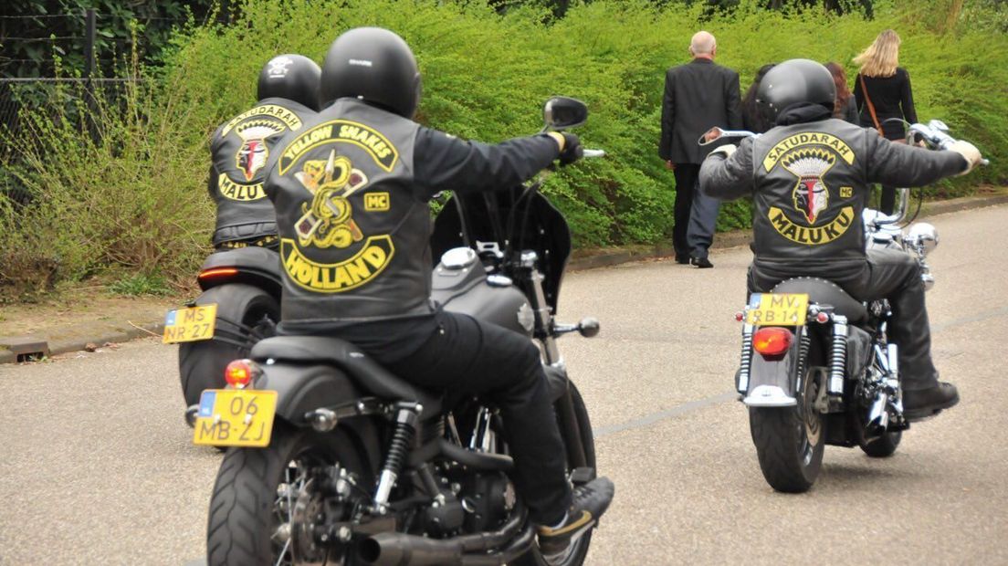 Leden van motorclubs Yellow Snakes en Satudarah