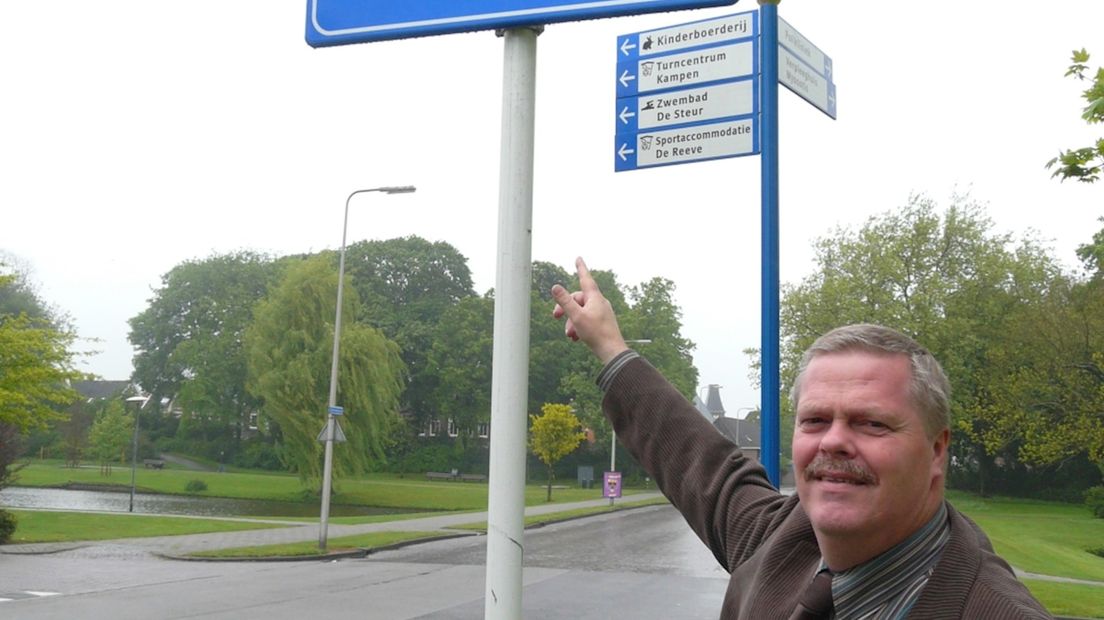 Bord verwijst naar gratis parkeren