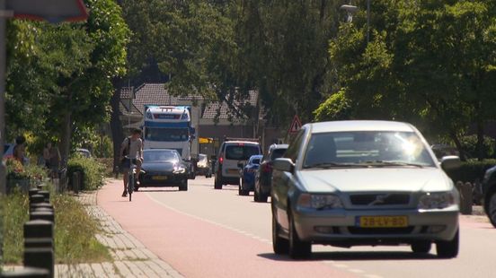 'Het is hier gewoon gevaarlijk', Wilpenaren willen stoep langs drukke weg