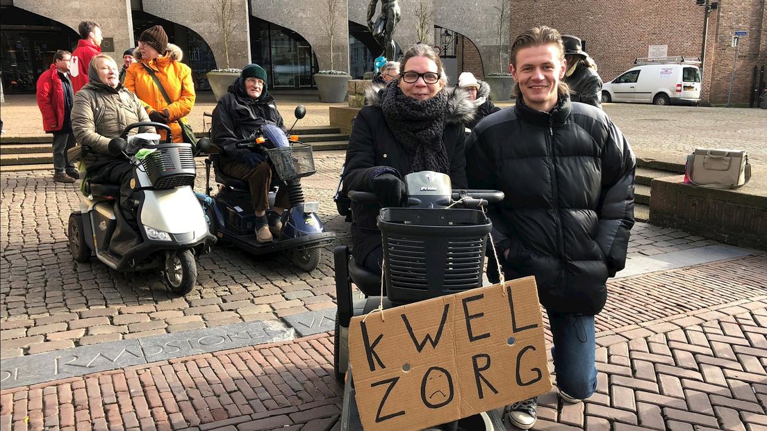 Anita van Eewijk protesteert voor het gemeentehuis in Zwolle