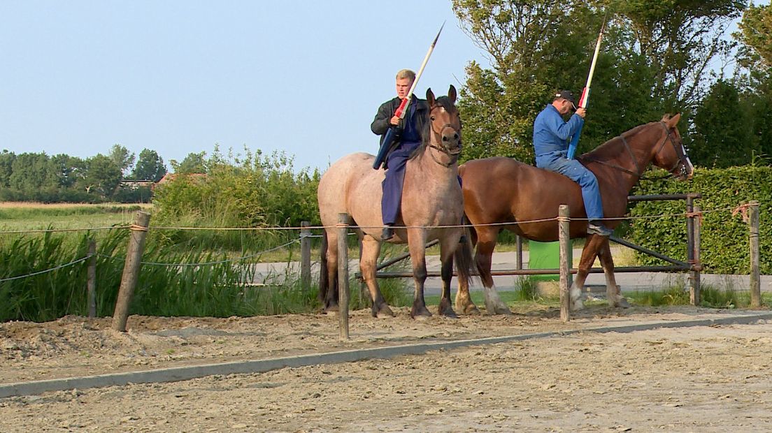 Bram van Boxel (links) en Krijn Coppoolse op hun paarden Kaptein en Niro