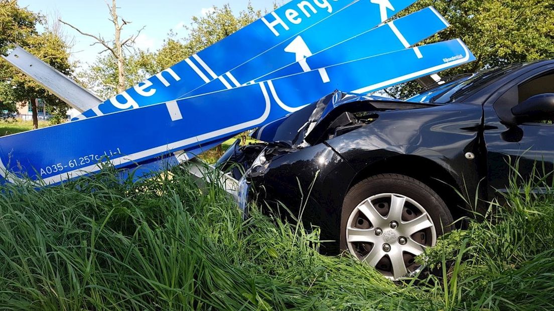 De automobilist raakte gewond en moest naar het ziekenhuis