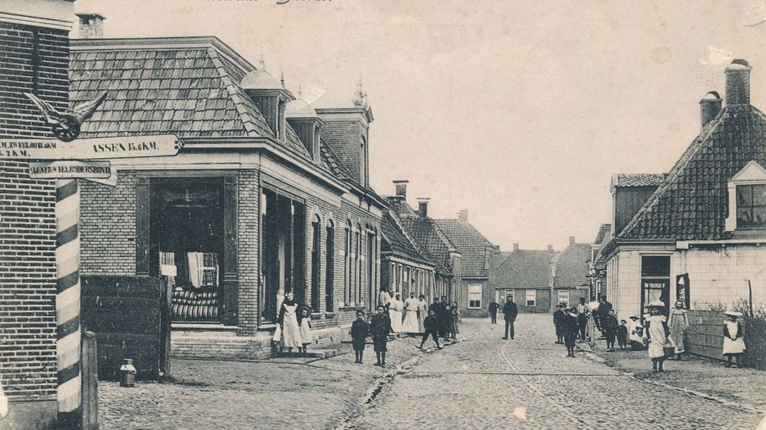Na de brand werd de Brinkstraat opnieuw gebouwd, maar zonder rieten daken (Rechten: Historische Vereniging Gemeente Beilen en de Oudheidkamer Beilen)
