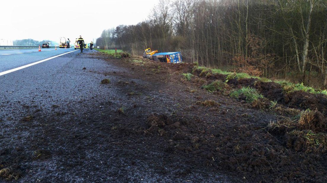 De vrachtwagen belandde door nog onbekende oorzaak in de berm (foto; RTV Drenthe/Persbureau Meter)