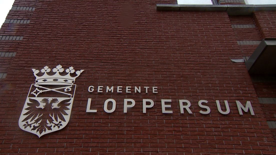 Het logo van de gemeente Loppersum op het gemeentehuis