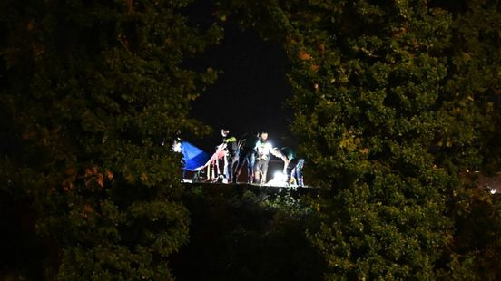 Man 'schreeuwt van de pijn' en wordt naast het spoor gevonden