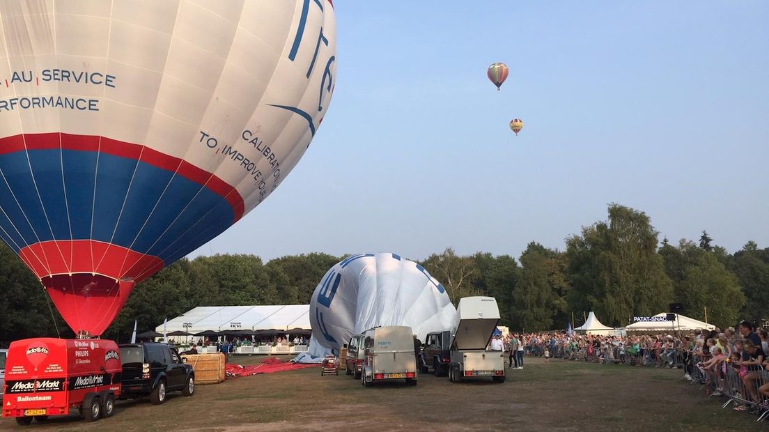 Terwijl sommige ballonnen nog klaar worden gemaakt, hangen de eerste exemplaren al in de lucht