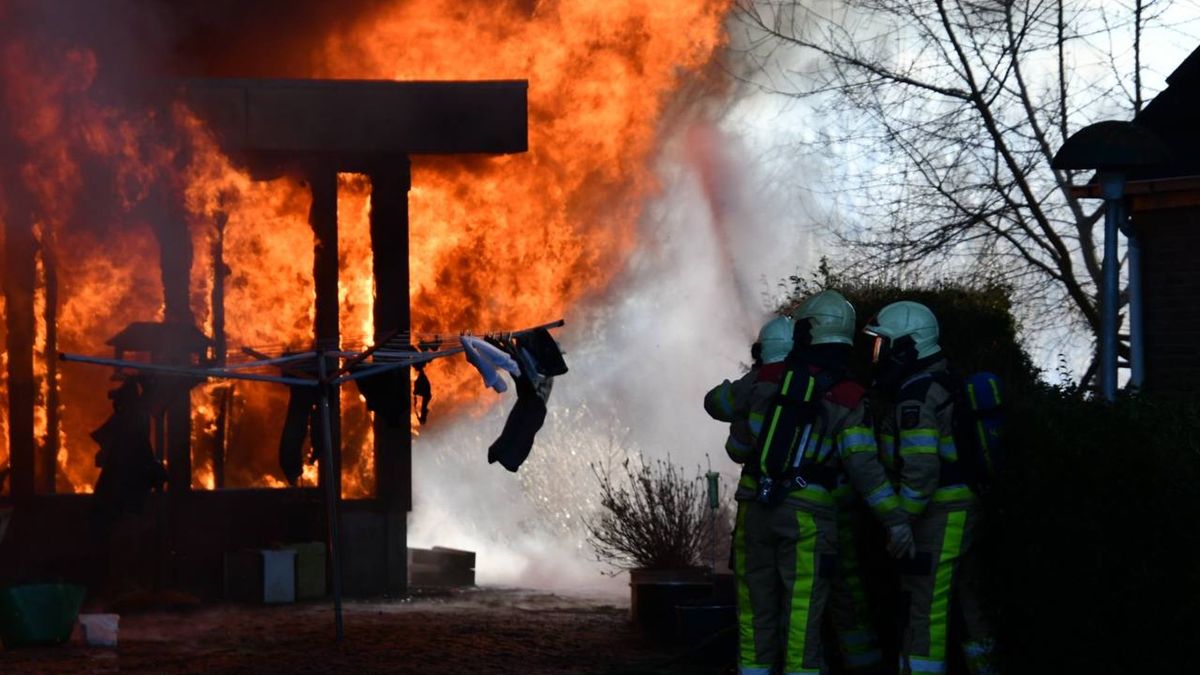 Grote brand bij autobedrijf in Bruchterveld onder controle