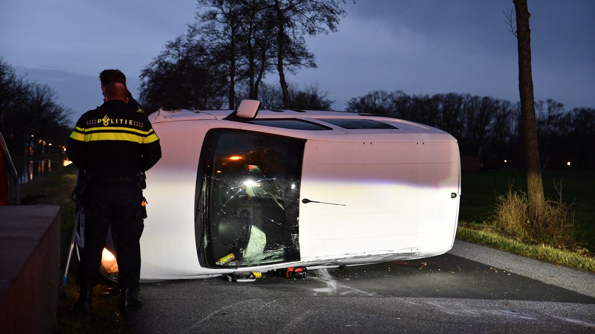 112-nieuws 10 december: Bestelbus gaat om bij Waskemeer | Vrachtwagen op de zijkant naast de A7