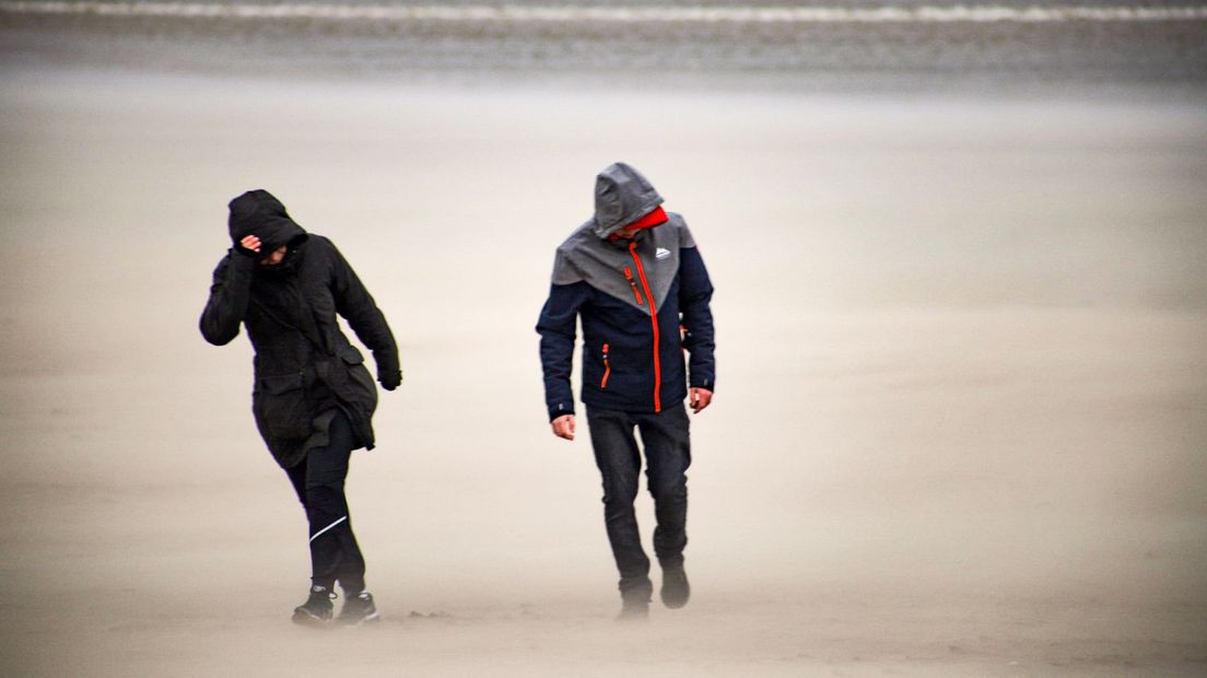 Storm op het strand van Katwijk