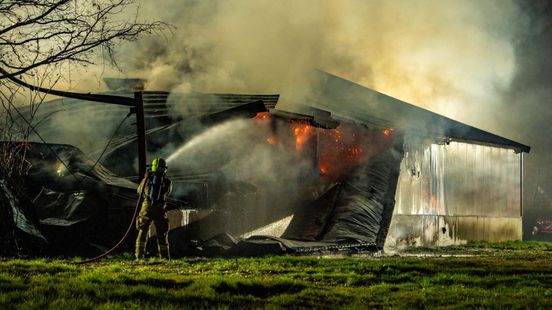 Grote brand op boerenerf, brandweer rukt massaal uit
