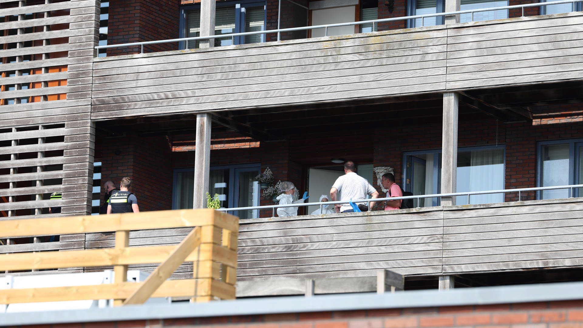 Politie doet onderzoek op het Linnaeusplein waar de vrouw werd gevonden