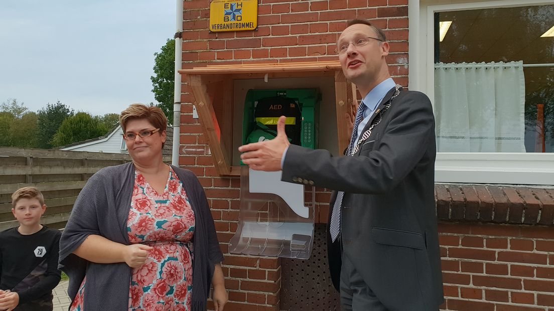 Burgemeester Jan Seton neemt de achtste AED van Valthermond officieel in gebruik (Rechten: RTV Drenthe)