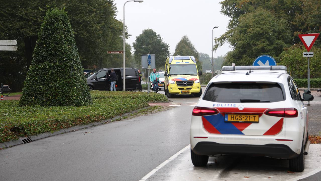 Fietsster gewond bij aanrijding op rotonde in Wierden.