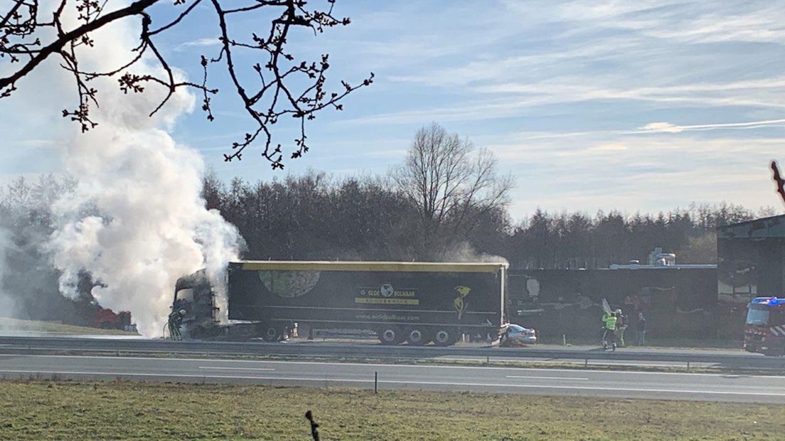 Vrachtwagen brandt op A1