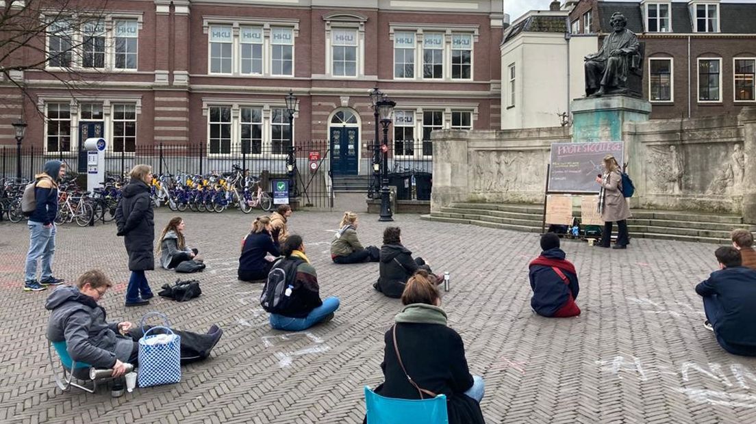 Studenten demonstreren voor fysiek onderwijs