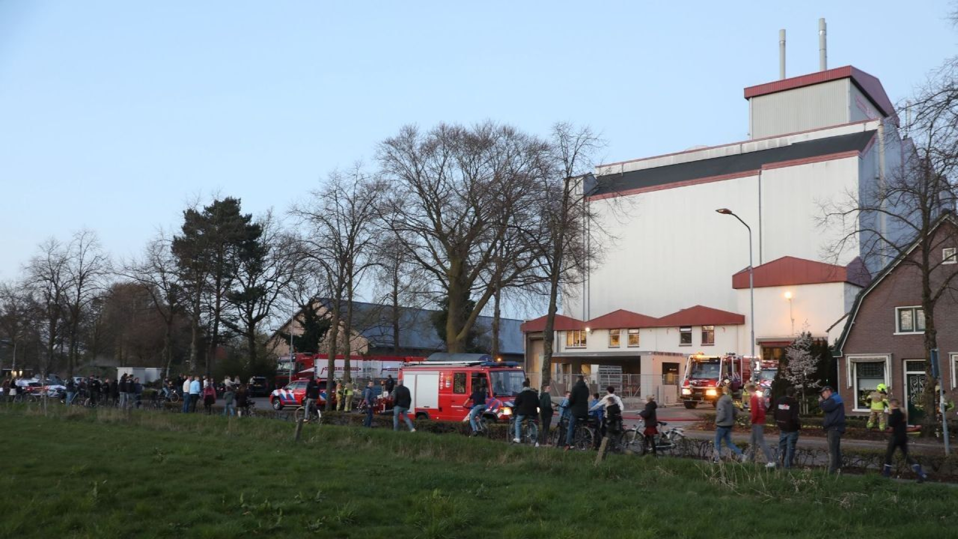 Brand in veevoederbedrijf • jong kind bekneld